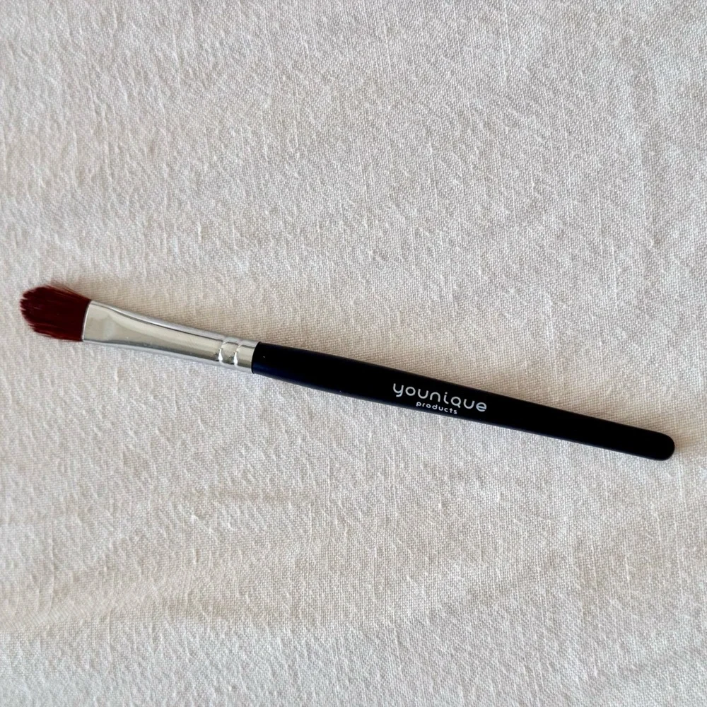 YOUNIQUE Precision Makeup Brush Concealer Brush